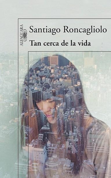 TAN CERCA DE LA VIDA | 9788420406336 | Santiago Roncagliolo | Librería Castillón - Comprar libros online Aragón, Barbastro