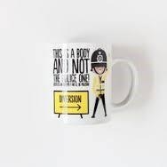 TAZA  SUPERBRITANICO THIS IS A BODY AND NOT THE POLICE ONE | 8432715074915 | VV.AA. | Librería Castillón - Comprar libros online Aragón, Barbastro